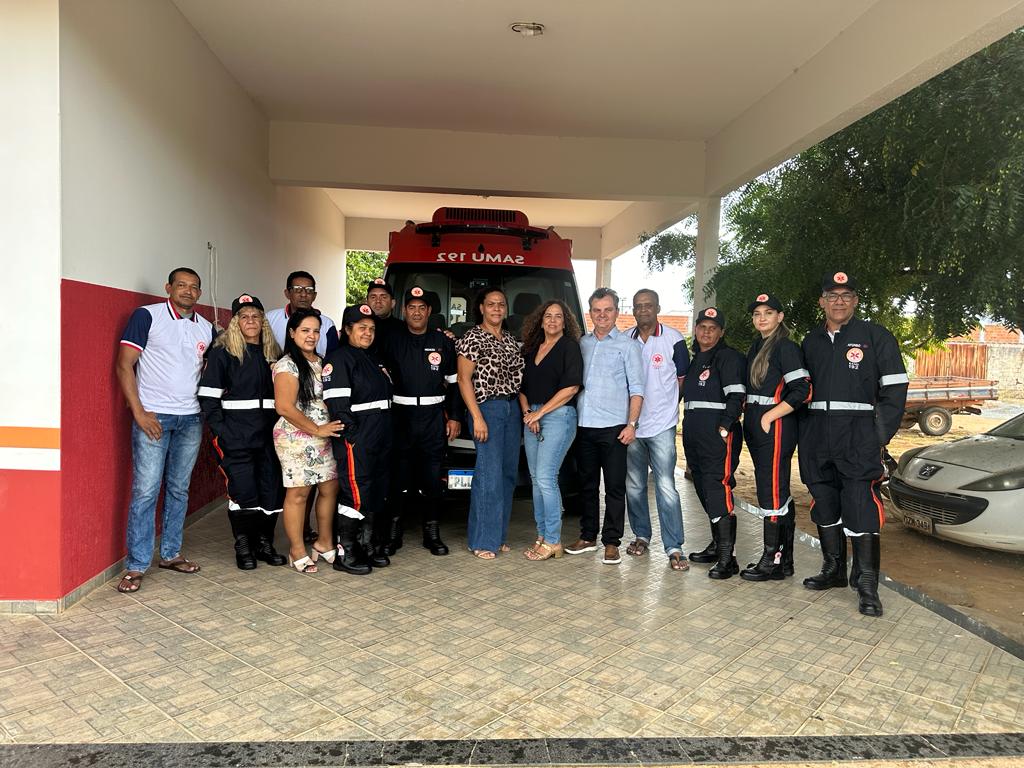 Prefeitura de Sebastião Laranjeiras entrega novos uniformes para profissionais do SAMU