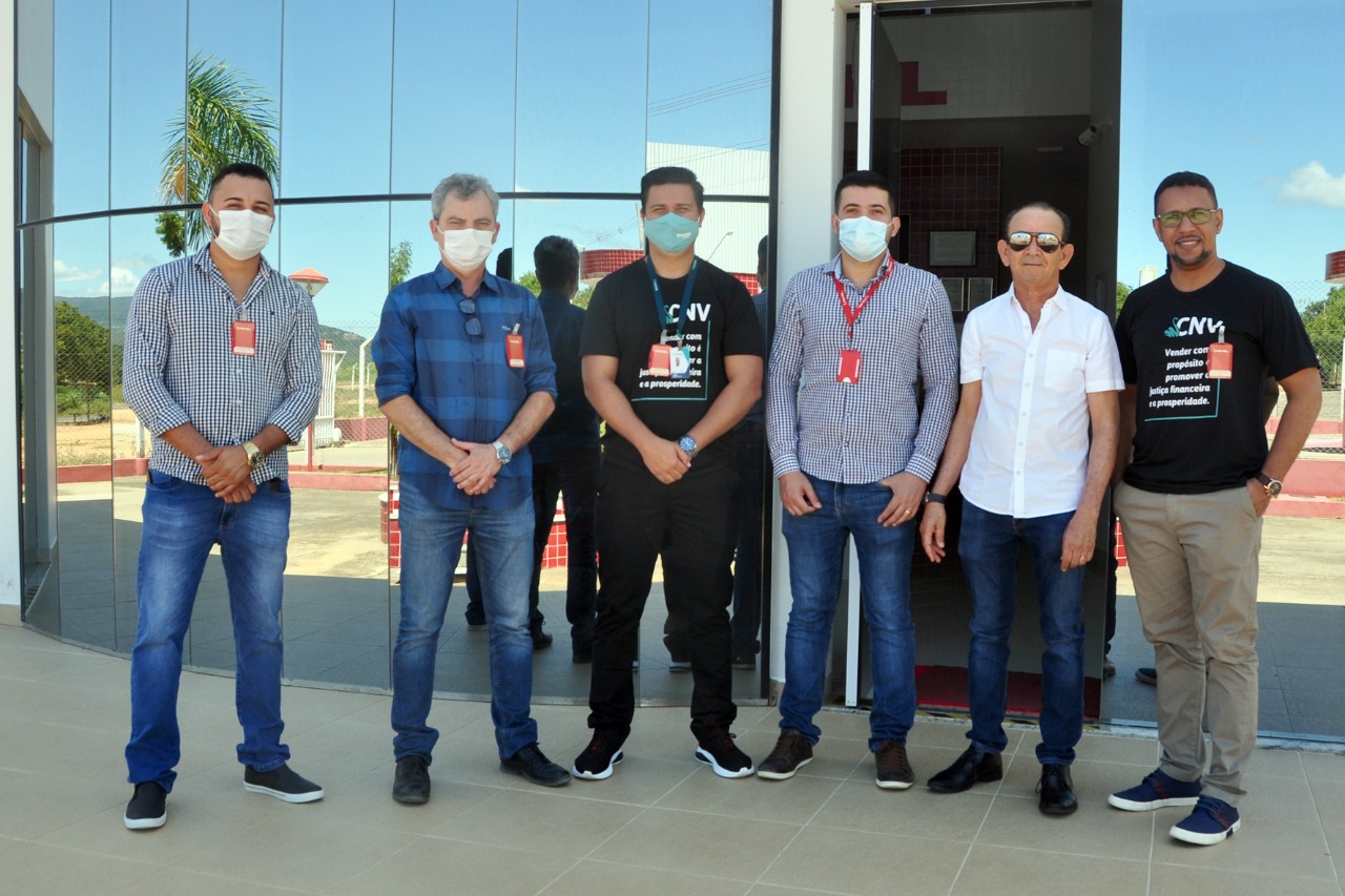 Prefeito Dr. Pedro Malheiros visita fábrica de confecções e foca alternativas para gerar emprego e renda no município