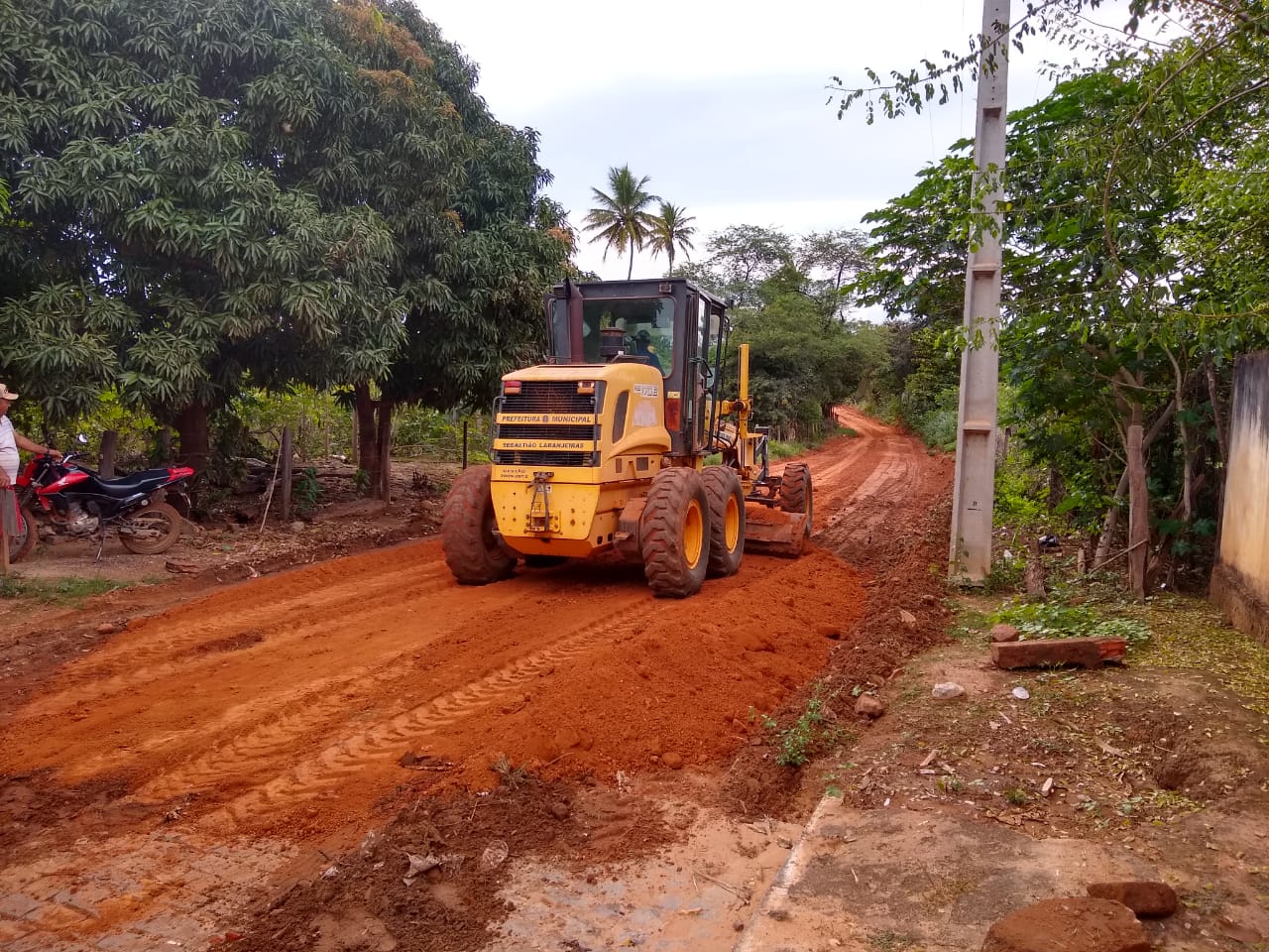 Prefeitura recupera estrada vicinal que liga Sede a Mato Grosso