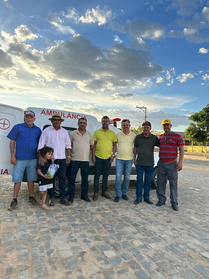 Prefeitura de Sebastião Laranjeiras entrega ambulância para comunidade de Piranhas