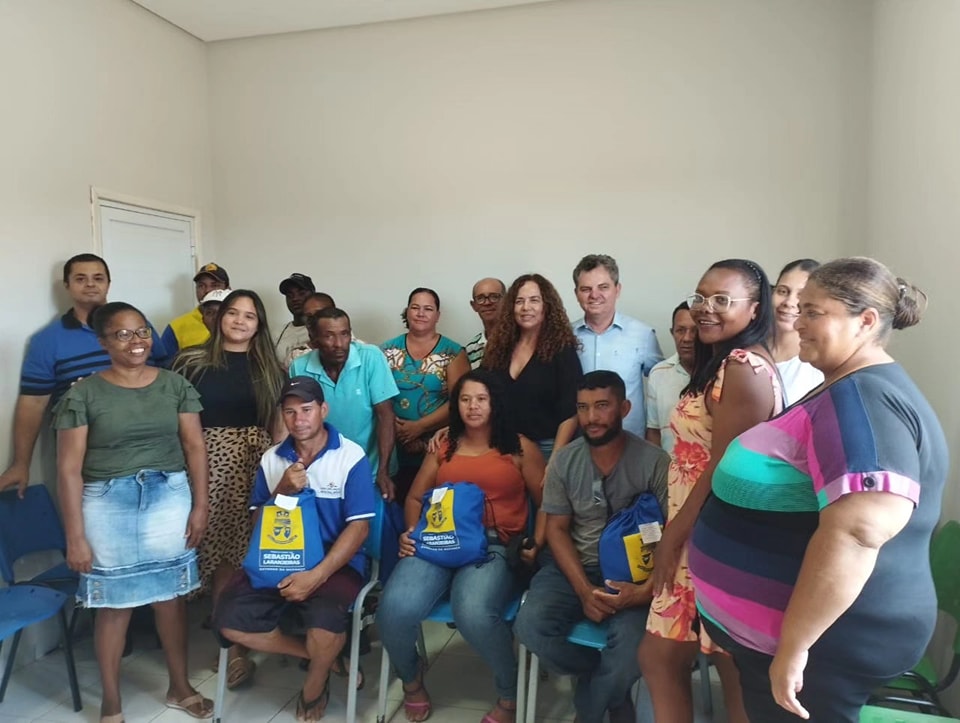 Prefeitura de Sebastião Laranjeiras entrega novos uniformes para funcionários da limpeza pública