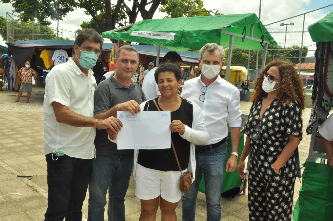 Prefeito Dr. Pedro entrega barracas para feirantes e agrega valorização da feira livre em Sebastião Laranjeiras